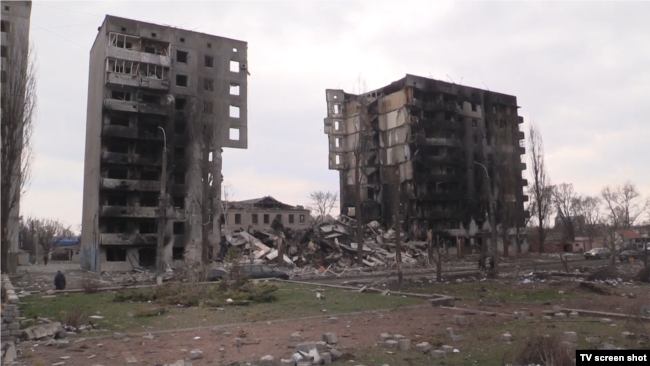 По всьому містечку Бородянка на Київщині чимало вщент знищених багатоповерхівок