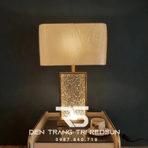 Mẫu đèn bàn sang trọng