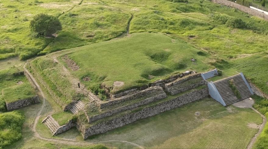 Un campo verde

Descripción generada automáticamente