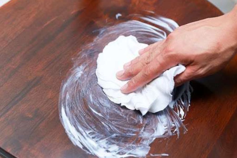 Làm sạch đồ gỗ bằng xà phòng và nước ấm là một phương pháp nhanh chóng và hiệu quả