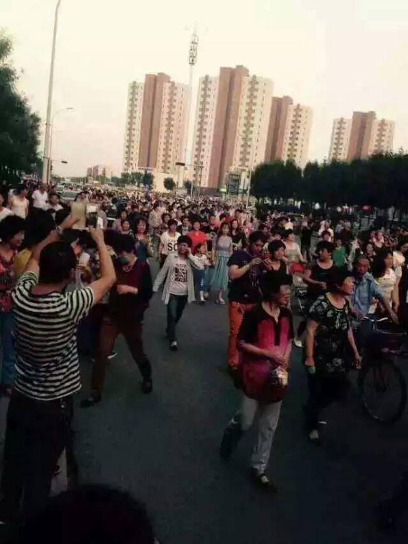 天津上千市民连日游行示威抗议钢厂污染环境