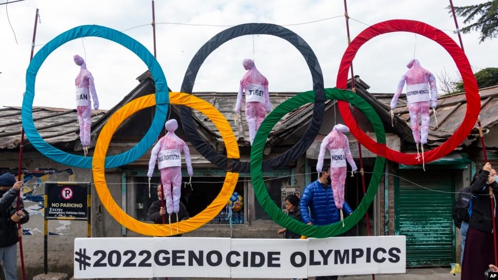 流亡藏人在印度达兰萨拉抗议北京举办2022年冬奥会的活动时,用奥林匹克五环作为道具。(2021年2月3日 )