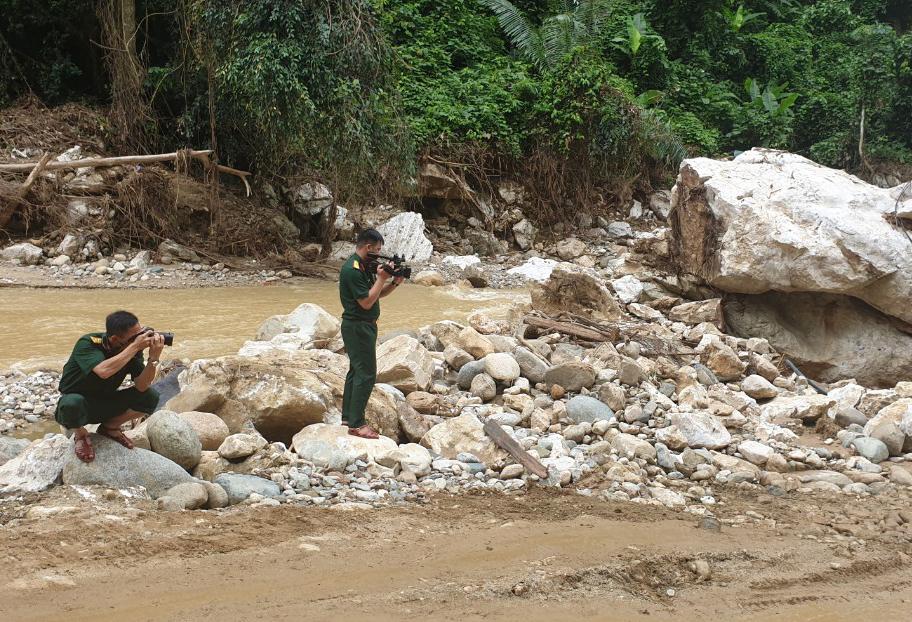 Phóng viên báo Quân đội nhân dân luôn xung phong đi đầu tác nghiệp trong những vùng bão lũ. Ảnh: NVCC