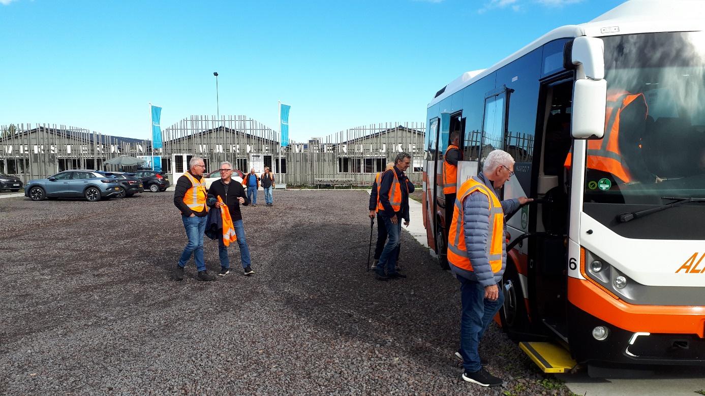 Afbeelding met lucht, buiten, transport, trein

Automatisch gegenereerde beschrijving