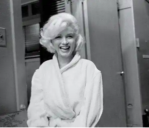 The grace and innocence on Marilyn Monroe face with no makeup are undoubtedly unmatchable