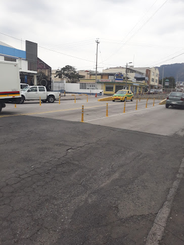 Centro Comercial Ilalo local 11, Av.Ilalo y Calle, Río Pastaza S4-513, Quito 170151