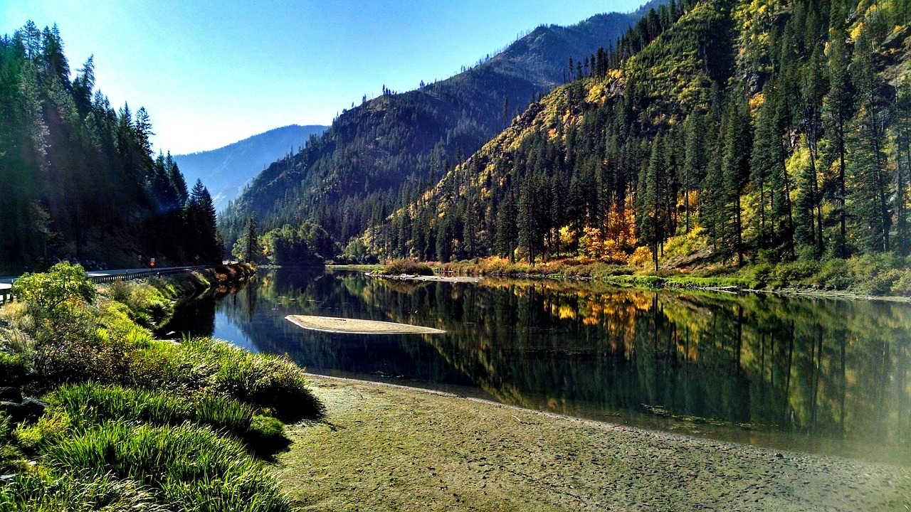 Leavenworth Icicle Road A beautiful PNW river overlooking green lush forests Image from: https://pixabay.com/photos/icicle-river-river-505421/