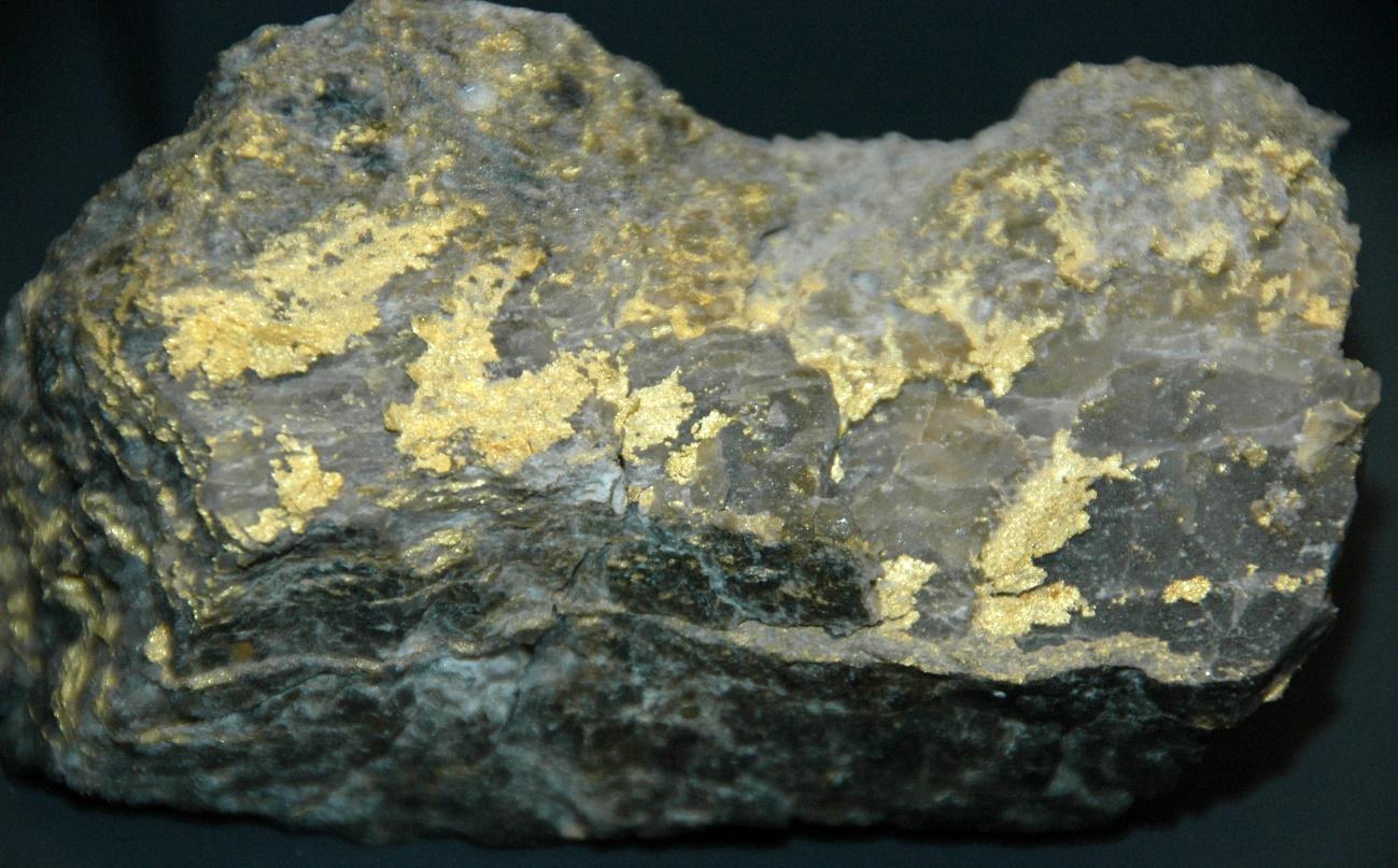 https://upload.wikimedia.org/wikipedia/commons/2/2c/Gold-quartz_hydrothermal_vein_%28O%27Brien_Gold_Mines%2C_Kewagama%2C_Quebec%2C_Canada%29_%2816423112663%29.jpg