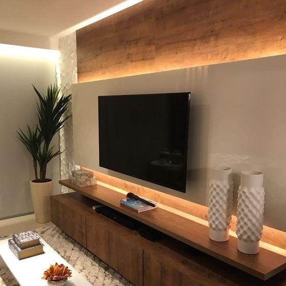 O painel para TV de MDF em cor neutra harmonizou com o móvel de material que reproduz madeira.  