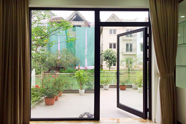 Cửa nhôm xingfa 1 cánh làm lối đi chính