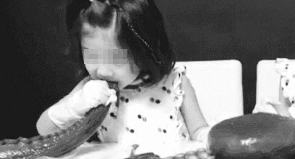 2019년 한 키즈 유튜브 채널에서 쌍둥이 아이들이 대왕문어 먹방을 한 영상. 공개된 후 학대 논란이 일자 부모는 사과의 뜻을 표하고 이 영상을 삭제했다. /유튜브