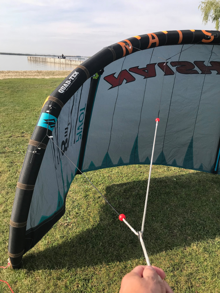 Vývaz, nebo-li bridles drží plochý tvar bow kitu Bow kite vývaz - Naish Pivot