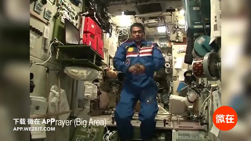 img-muslim-astronaut-praying-salah-in-outer-space-691.jpg