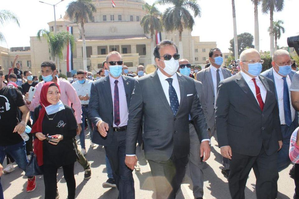 ربما تحتوي الصورة على: ‏‏‏٥‏ أشخاص‏، ‏‏‏‏أشخاص يقفون‏، ‏بدلة‏‏ و‏نشاطات في أماكن مفتوحة‏‏‏‏