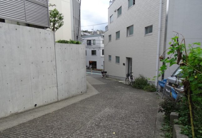 Real-life locations of 5 Centimeters per second - The roadside close to Sangūbashi station