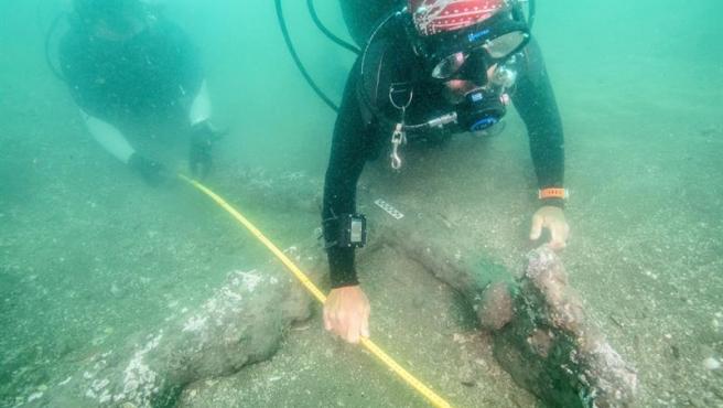 Investigadores, junto a las dos anclas de hierro descubiertas en las costas de Veracruz (MÃ©xico), presumiblemente en el lugar en que HernÃ¡n CortÃ©s hundiÃ³ sus barcos.