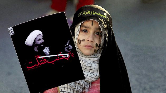 Gadis cilik asal komunitas Syiah memegang poster bergambar ulama  Nimr al-Nimr dalam sebuah  demonstrasi di Islamabad, Pakistan, Jumat (8/1). Al-Nimr  dieksekusi Pemerintah Arab Saudi, beberapa waktu lalu,  dan menimbulkan ketegangan  antara Riyadh dan Teheran. 