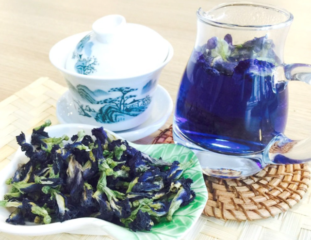 Удивительные свойства тайского напитка известны многим. Синий чай — это кладезь полезных веществ. 