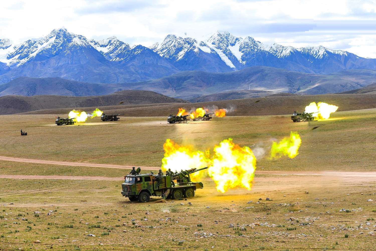 Chinese PLA Tibet Military District PCL-09 Howitzers Holds Coordinated Exercise in Plateau Region