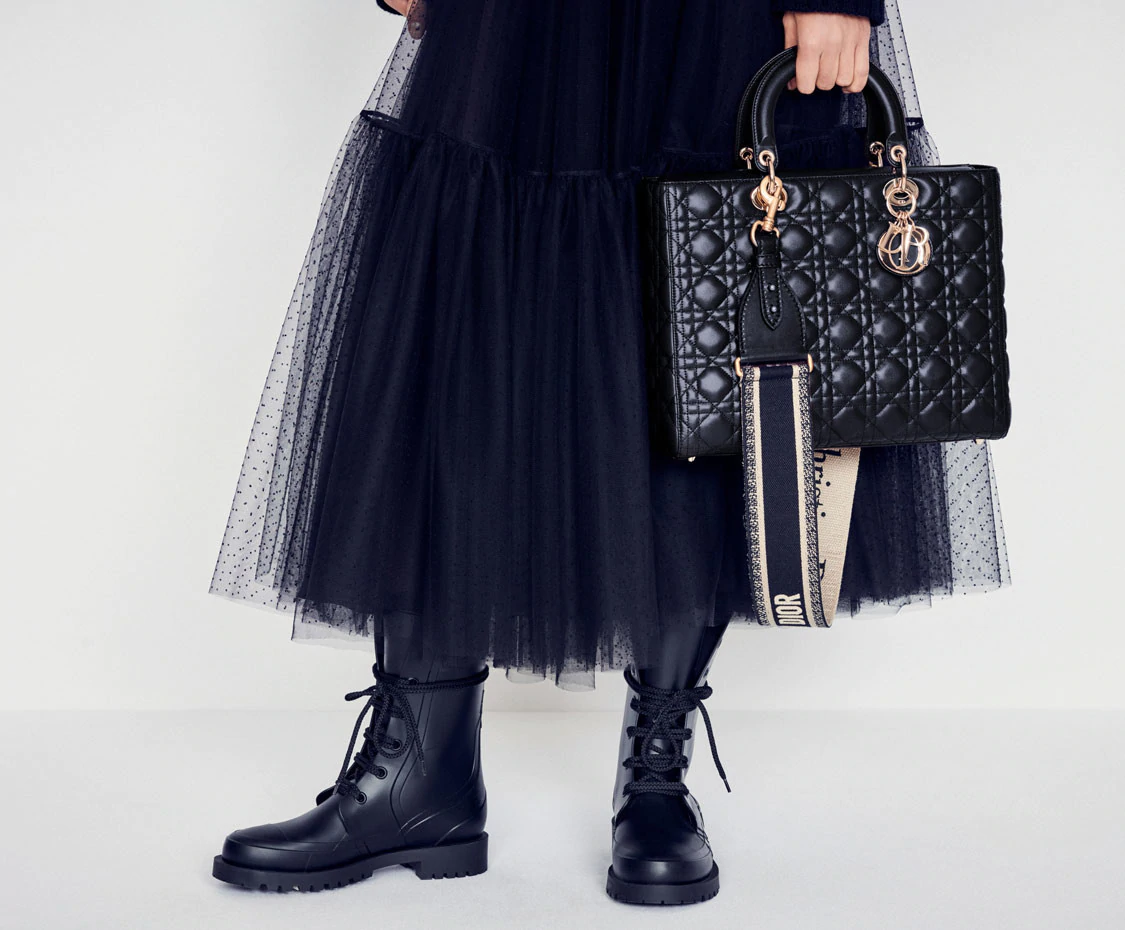 Bolso Dior, modelo Lady Dior de charol negro