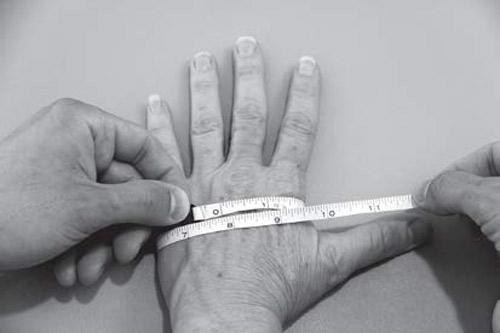 Hướng dẫn đo: Quấn tròn thước dây quanh bàn tay như hình
