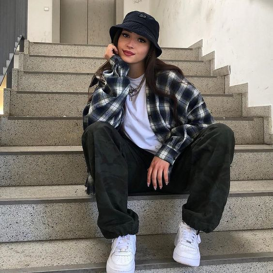 Phối thêm đôi giày Sneaker giúp bộ trang phục thêm khỏe khoắn, ấn tượng