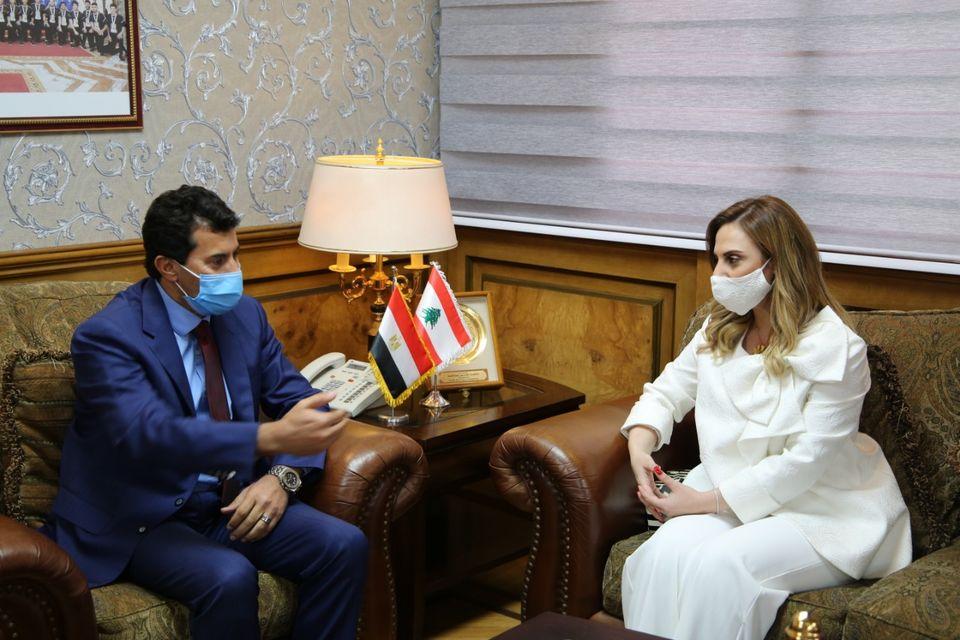 ربما تحتوي الصورة على: ‏‏شخص واحد‏، ‏‏‏جلوس‏ و‏منظر داخلي‏‏‏‏