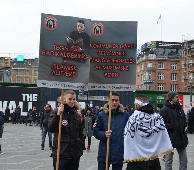Копенгаген, 2015 год. Члены "Хизб ут-Тахрир" на акции против решения датских властей об изъятии из мусульманской семьи детей, отца которых обвинили в формировании у них радикальных взглядов. Фото: Recep Yasar /Anadolu Agency/Getty Images