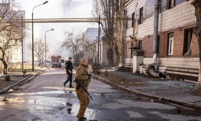 Ukraine tái chiếm ngoại ô Kyiv và nhắc lại lời kêu gọi đàm phán với ông Putin