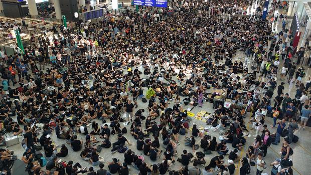 2019年8月9日,约3千人于香港机场参与「万人接机」集会。(文海欣 摄)