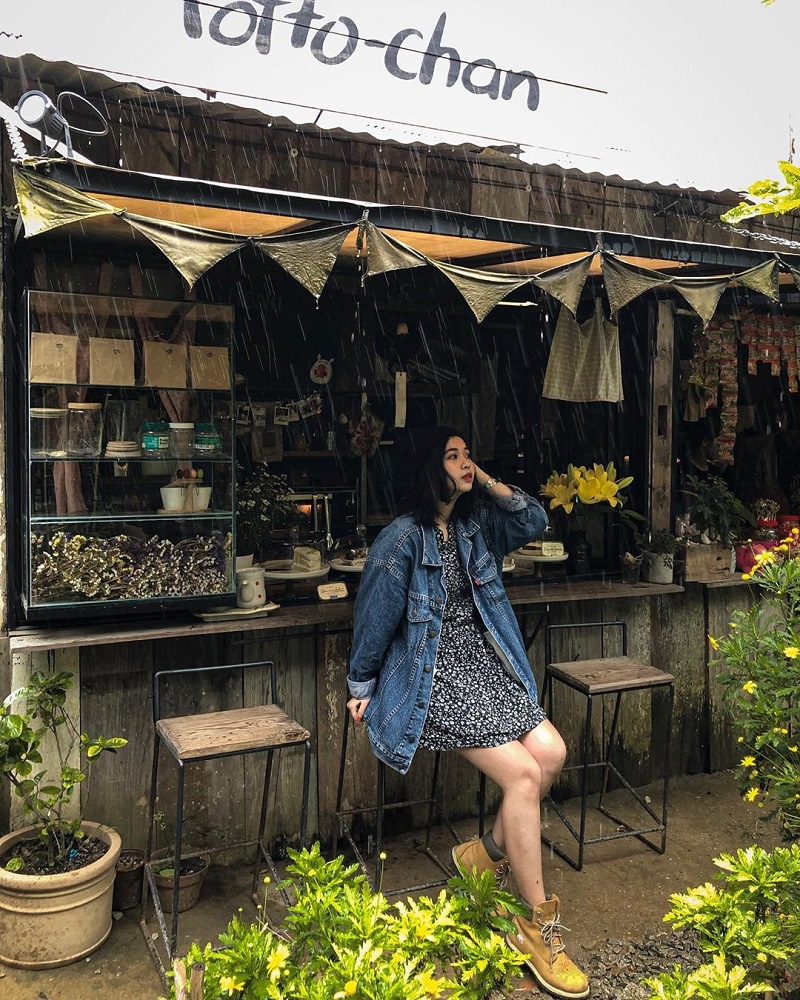 Váy hoa nhí kết hợp cùng khoác jean năng động khi check in tại quán cafe Đà Lạt (Nguồn: Internet)