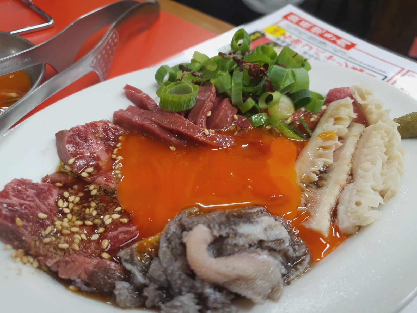 raw offal platter at 豚足ホルモン 小林商店 