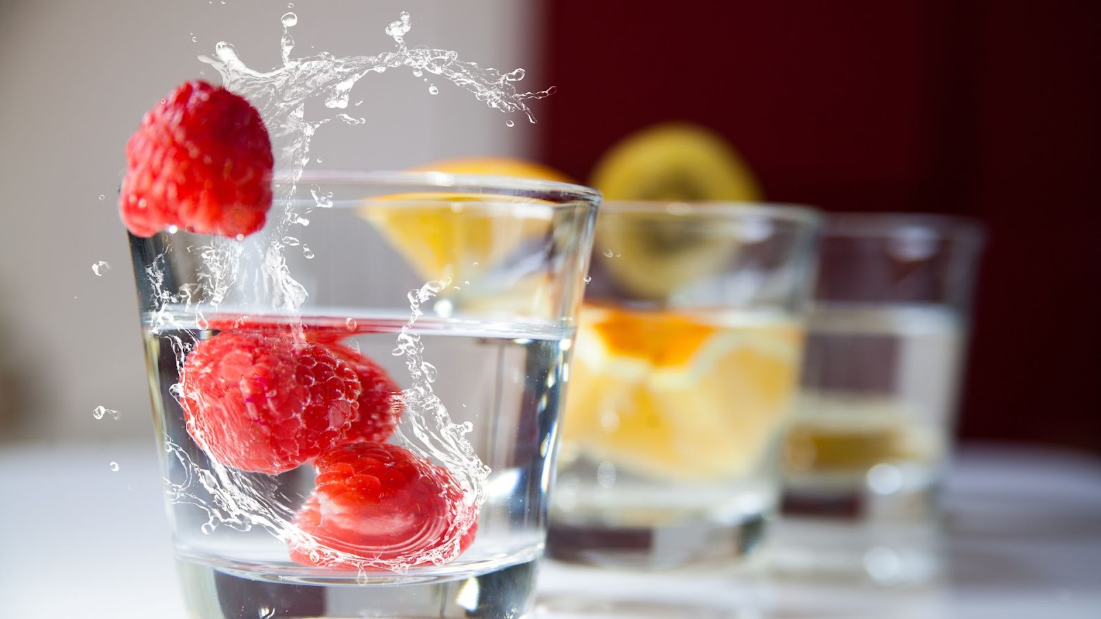 vasos de agua en la mesa