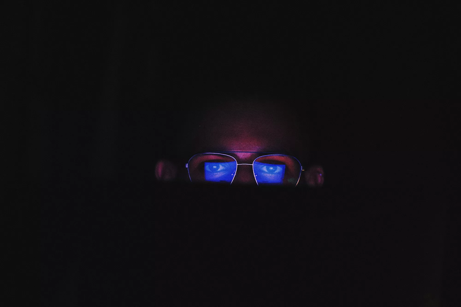 person wearing glasses to gain the benefits of wearing blue light glasses 