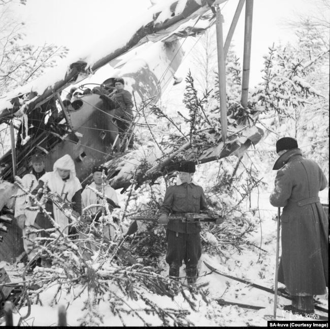 Фінський патруль розбирає збитий радянський літак