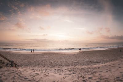 Une plage au coucher de soleil.