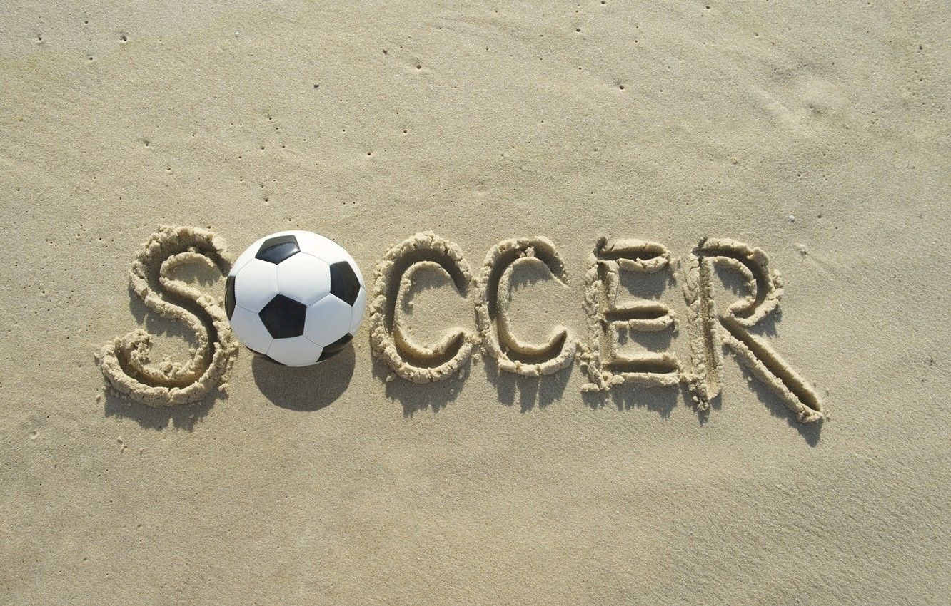 Các quy định của sân bóng đá bãi biển khác với các quy định của bóng đá thông thường