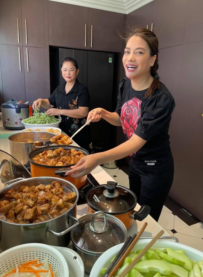 Trương Ngọc Ánh và mẹ nấu 300 suất cơm từ thiện tại nhà