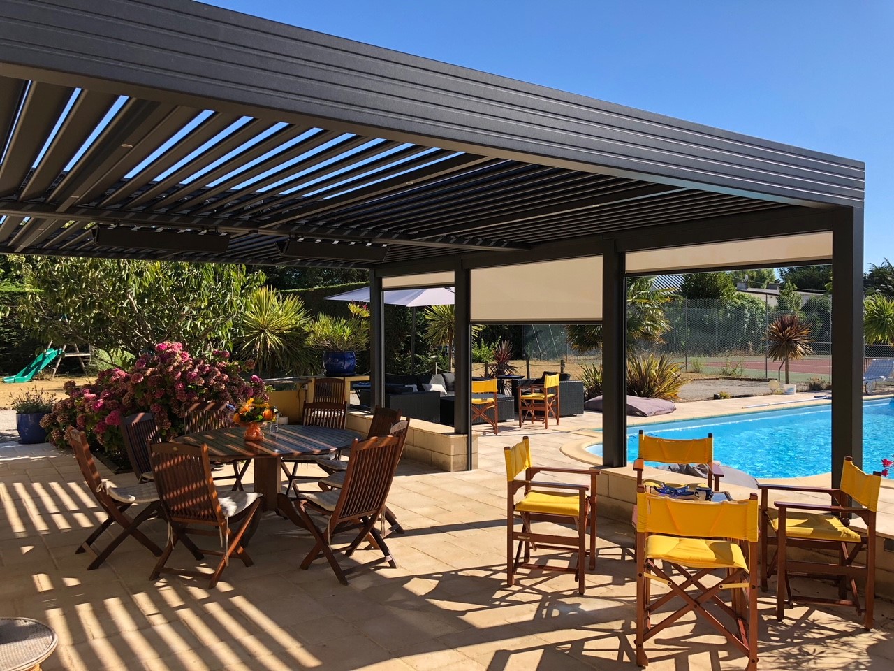 pergola adossée proche d'une piscine