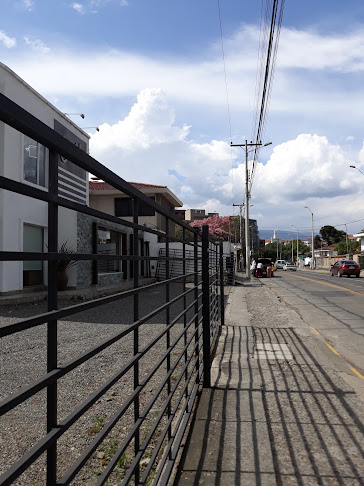 Cirujano plastico DR GUSTAVO SALAZAR en Cuenca