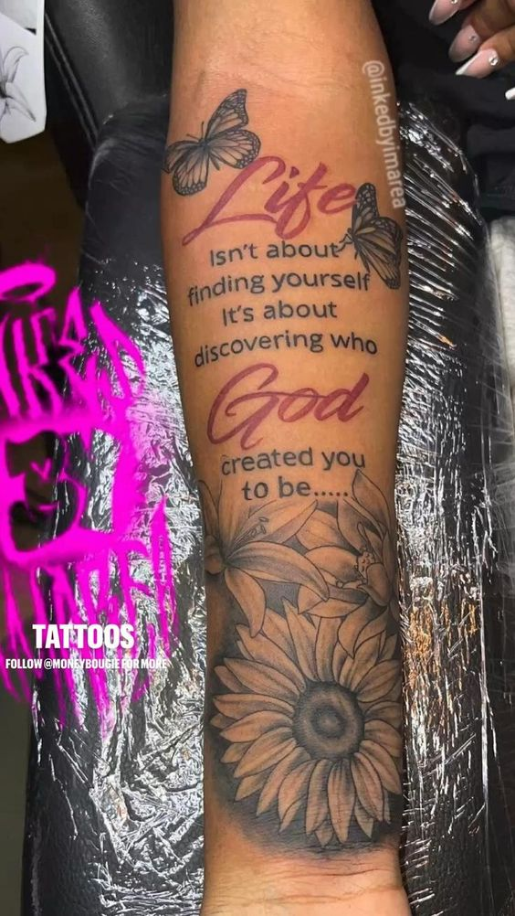 lady wearing flower and quotes sleeve tattoo