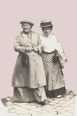 Arm in Arm: Clara Zetkin und Rosa Luxemburg