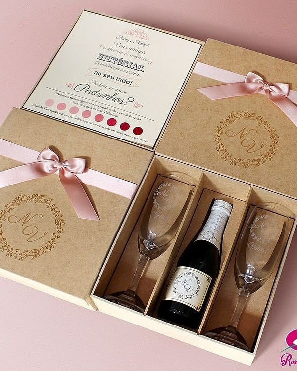 Convite incrível para padrinhos de casamento: caixa personalizada com espumante e taças.