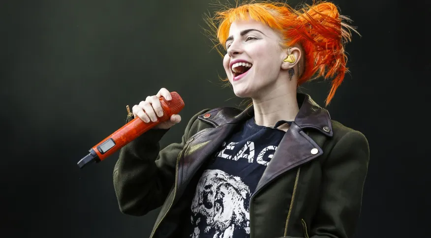 Imagem de conteúdo da notícia "Após tratar infecção no pulmão, Hayley Williams volta aos estúdios" #1