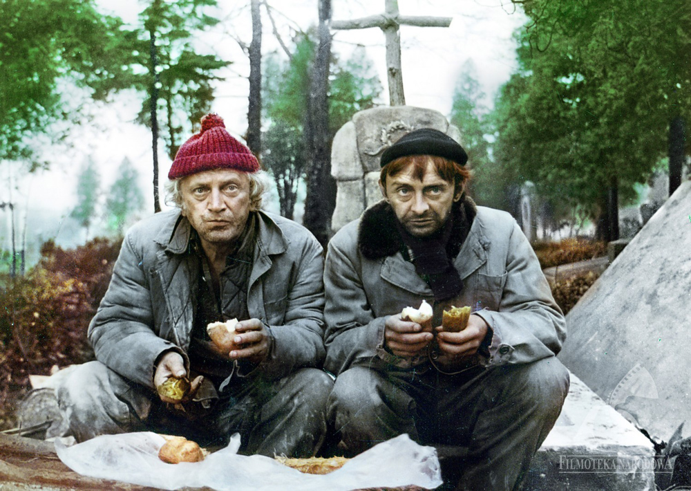 Dwóch grabarzy spożywa lunch na cmentarzu. Kadr z filmu "Fucha" Michała Dudziewicza, fot. Studio Filmowe "Kadr" / Filmoteka Narodowa, www.fototeka.fn.org.pl