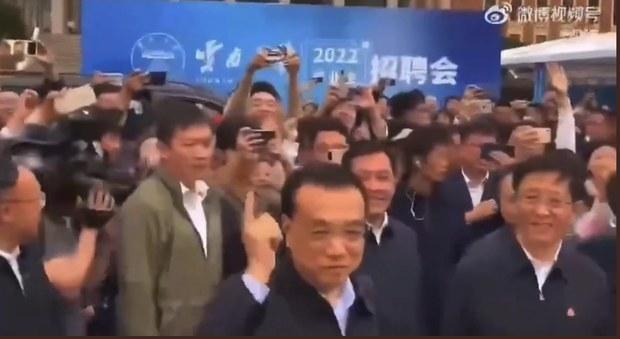 李克强视察云南大学，全程未戴口罩
