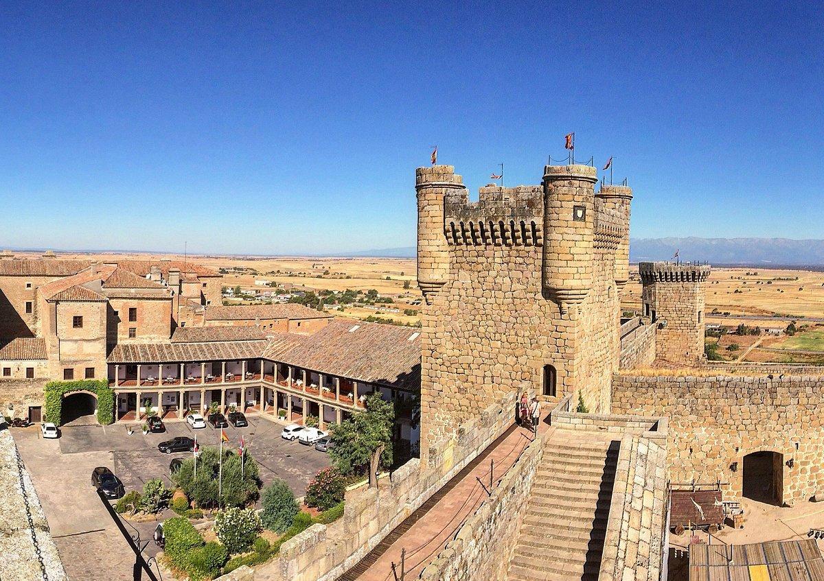 Un castillo en lo alto de un edificio

Descripción generada automáticamente