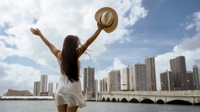 Mulher levanta o chapéu em Miami