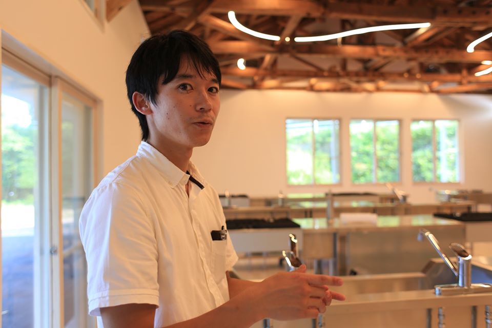 1987年大阪府生まれ。東京での社会人生活を経て2015年に海士町に移住。今年で島暮らしは5年目を迎える。普段は、島食の寺子屋校舎の授業を見守ったり、学校専用の農場管理をしたりしています。