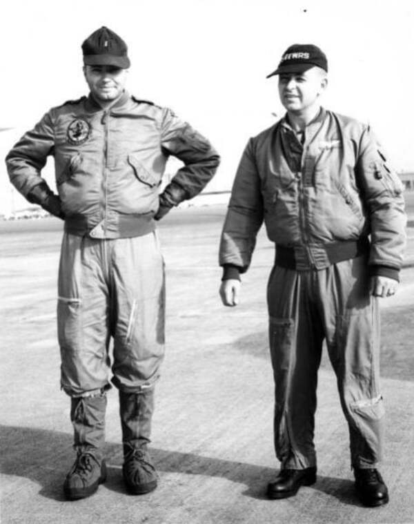 Áo bomber nam ngày nay được lấy cảm hứng từ những chiếc áo của phi công những năm 1950s